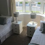 Vakantiehuis 5 Mins Walk To - Sleeps 12 - Off Road Parking - Modern House Carrick on Shannon