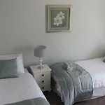 Vakantiehuis 5 Mins Walk To - Sleeps 12 - Off Road Parking - Modern House *