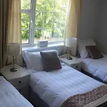 5 Mins Walk To - Sleeps 12 - Off Road Parking - Modern House Vakantiehuis *