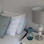 5 Mins Walk To - Sleeps 12 - Off Road Parking - Modern House