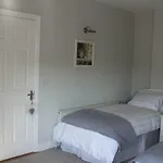 5 Mins Walk To - Sleeps 12 - Off Road Parking - Modern House *