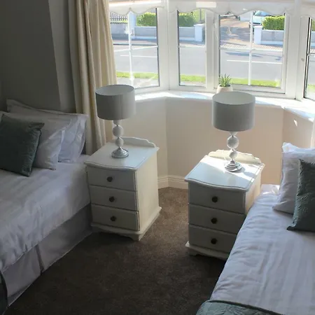 Feriehus 5 Mins Walk To - Sleeps 12 - Off Road Parking - Modern House Carrick on Shannon