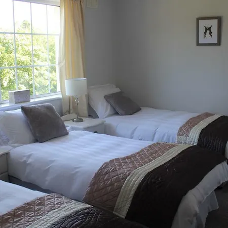 5 Mins Walk To - Sleeps 12 - Off Road Parking - Modern House Vakantiehuis Carrick on Shannon