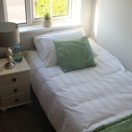 Дом отдыха 5 Mins Walk To - Sleeps 12 - Off Road Parking - Modern House