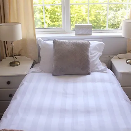 5 Mins Walk To - Sleeps 12 - Off Road Parking - Modern House Carrick-on-Shannon