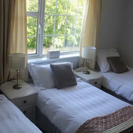 5 Mins Walk To - Sleeps 12 - Off Road Parking - Modern House Feriehus *