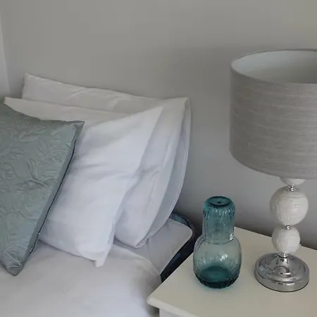 5 Mins Walk To - Sleeps 12 - Off Road Parking - Modern House