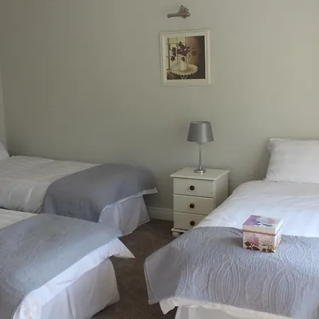 5 Mins Walk To - Sleeps 12 - Off Road Parking - Modern House *