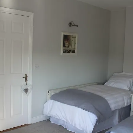 5 Mins Walk To - Sleeps 12 - Off Road Parking - Modern House *