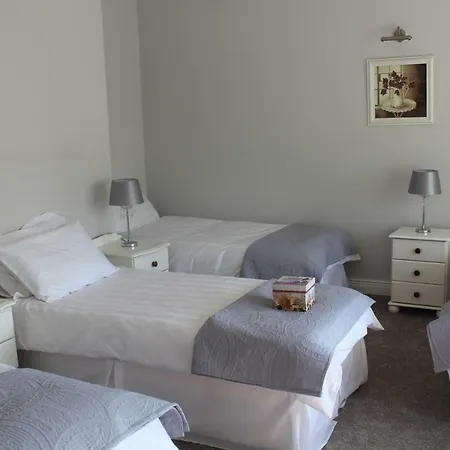 5 Mins Walk To - Sleeps 12 - Off Road Parking - Modern House Carrick-on-Shannon