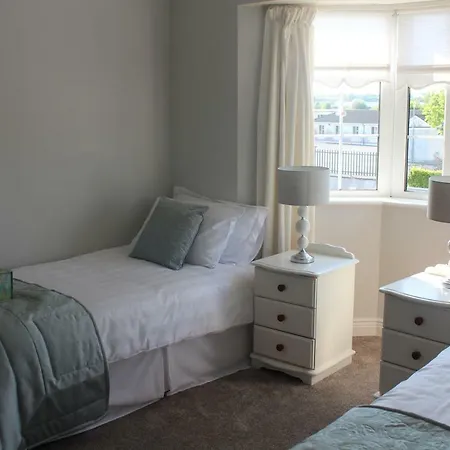 5 Mins Walk To - Sleeps 12 - Off Road Parking - Modern House Carrick-on-Shannon