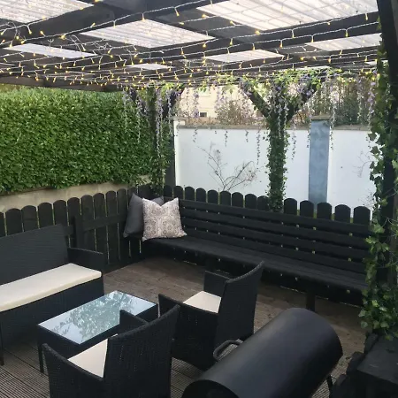 Дом отдыха 5 Mins Walk To - Sleeps 12 - Off Road Parking - Modern House