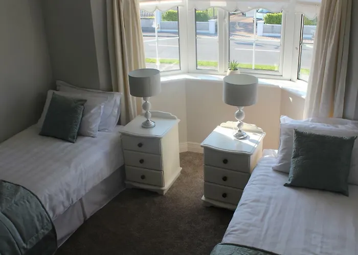 Ferienhaus 5 Mins Walk To - Sleeps 12 - Off Road Parking - Modern House Carrick on Shannon