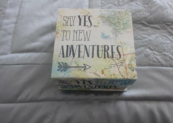 5 Mins Walk To - Sleeps 12 - Off Road Parking - Modern House Ferienhaus