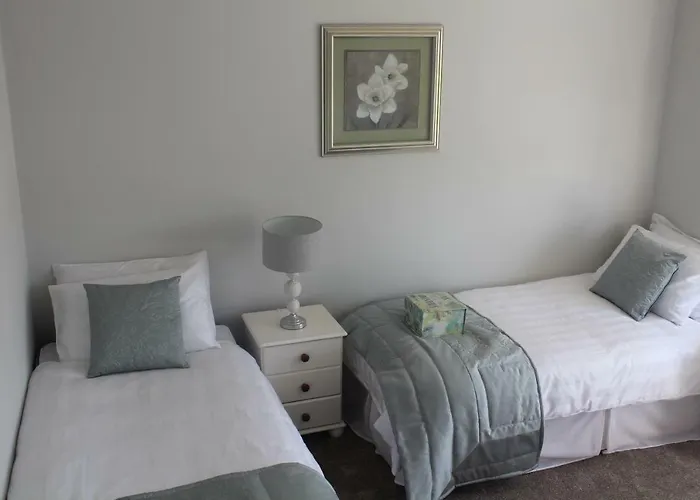 Ferienhaus 5 Mins Walk To - Sleeps 12 - Off Road Parking - Modern House *