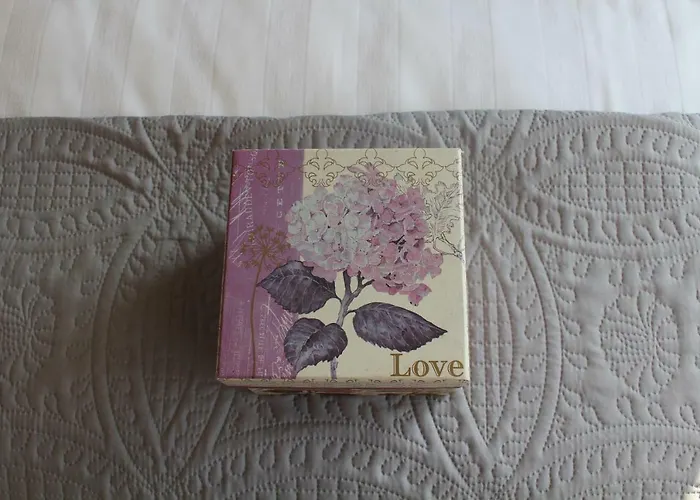 5 Mins Walk To - Sleeps 12 - Off Road Parking - Modern House Vakantiehuis