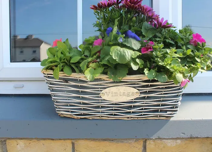 5 Mins Walk To - Sleeps 12 - Off Road Parking - Modern House Vakantiehuis