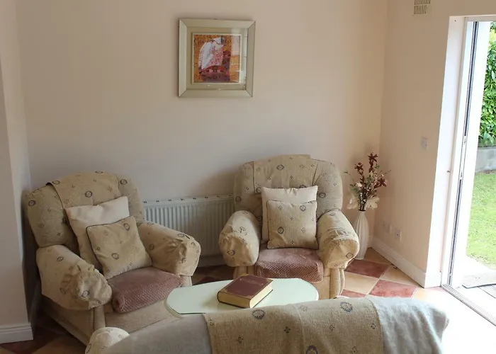 5 Mins Walk To - Sleeps 12 - Off Road Parking - Modern House Ferienhaus