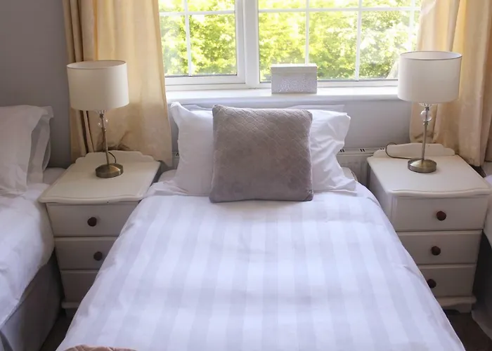 5 Mins Walk To - Sleeps 12 - Off Road Parking - Modern House Carrick on Shannon