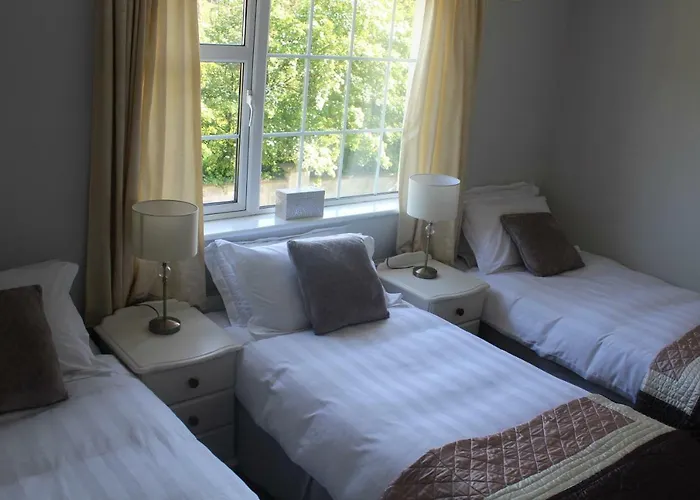 5 Mins Walk To - Sleeps 12 - Off Road Parking - Modern House Ferienhaus *