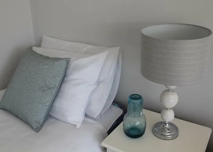 5 Mins Walk To - Sleeps 12 - Off Road Parking - Modern House