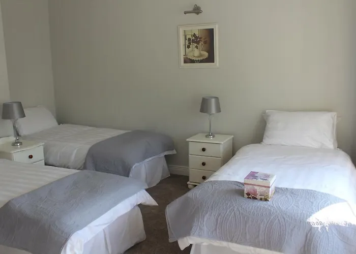 5 Mins Walk To - Sleeps 12 - Off Road Parking - Modern House *