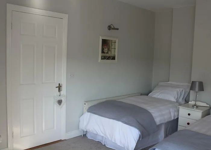 5 Mins Walk To - Sleeps 12 - Off Road Parking - Modern House *