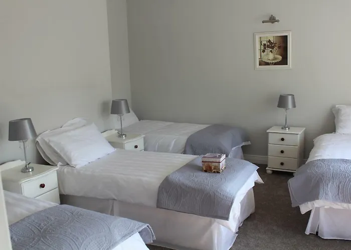 5 Mins Walk To - Sleeps 12 - Off Road Parking - Modern House Carrick on Shannon