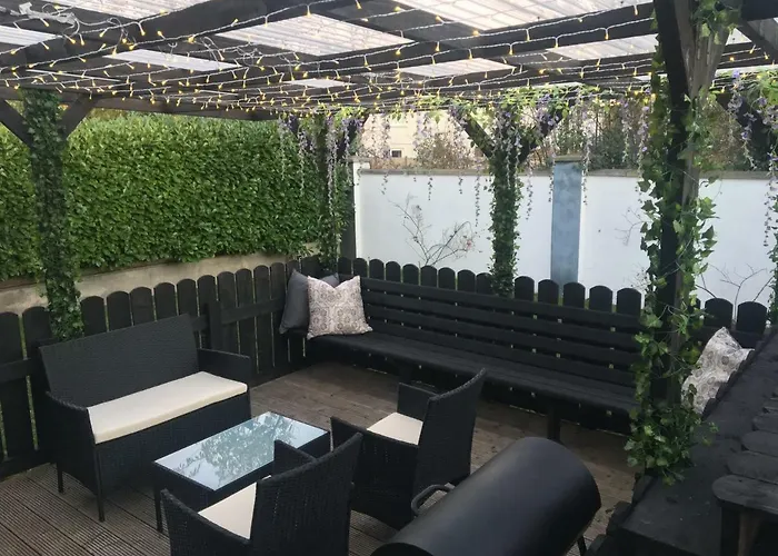 Ferienhaus 5 Mins Walk To - Sleeps 12 - Off Road Parking - Modern House